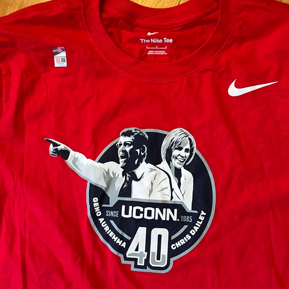 Nike UConn 40th Anniversary Basketball T-Shirt size L red Geno Auriemma - Picture 2 of 5